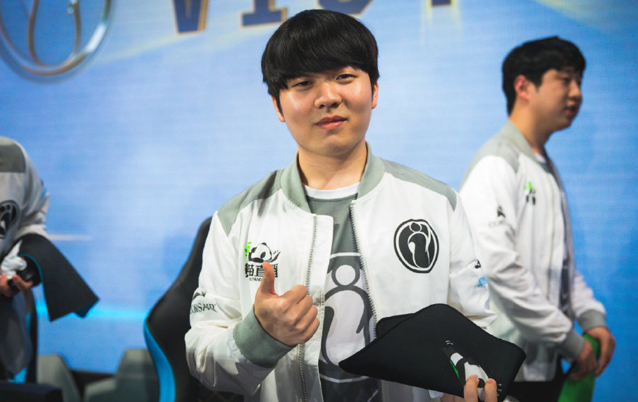 爱游戏官方入口-TES不断突破！，Rookie连续二十场比赛得分超过败北赢得满堂喝彩-爱游戏官方入口