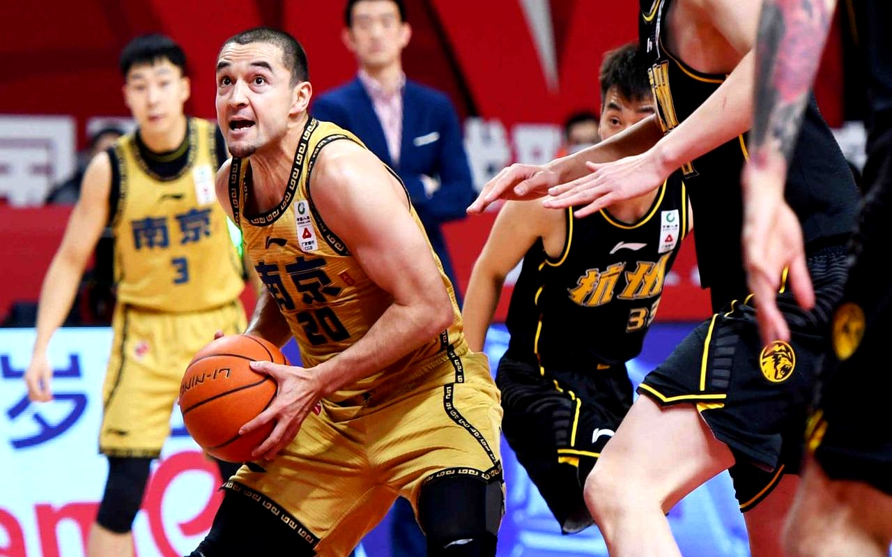 爱游戏官方入口-里程碑夜！亚特兰大手感冰凉，CBA常规赛清晨刷纪录，球迷炸锅，训练强度明显提升-爱游戏官方入口